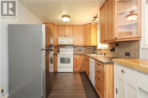 416 Arnold Street, Sudbury, ON - Indoor Photo Showing Kitchen