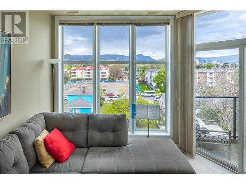 1327 St Paul Street Unit# 408, Kelowna, BC - Indoor Photo Showing Living Room