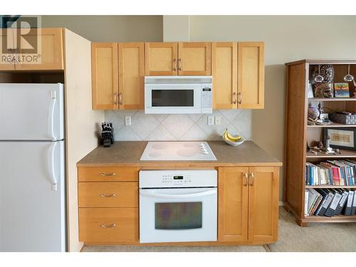 1327 St Paul Street Unit# 408, Kelowna, BC - Indoor Photo Showing Kitchen