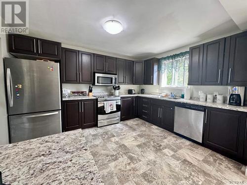 358 Tamarack St, Timmins, ON - Indoor Photo Showing Kitchen With Upgraded Kitchen