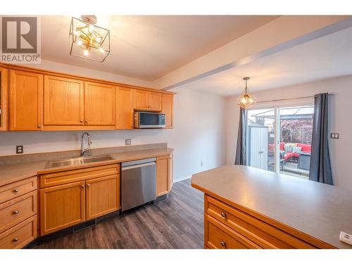 3462 South Main Street Unit# 10, Penticton, BC - Indoor Photo Showing Kitchen With Double Sink