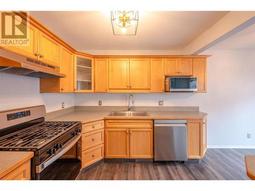 3462 South Main Street Unit# 10, Penticton, BC - Indoor Photo Showing Kitchen With Double Sink