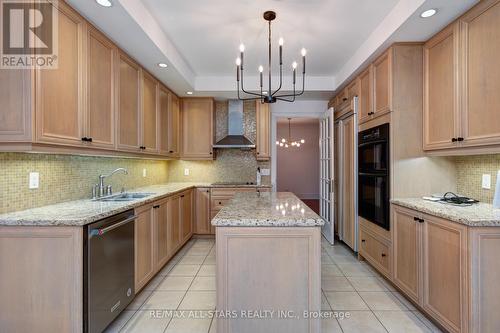 211 - 7071 Bayview Avenue, Markham (Bayview Glen), ON - Indoor Photo Showing Kitchen With Double Sink With Upgraded Kitchen