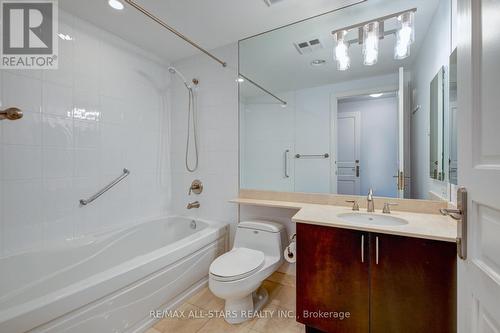 211 - 7071 Bayview Avenue, Markham (Bayview Glen), ON - Indoor Photo Showing Bathroom