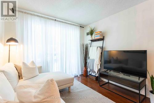 213 - 2121 Lake Shore Boulevard W, Toronto (Mimico), ON - Indoor Photo Showing Living Room