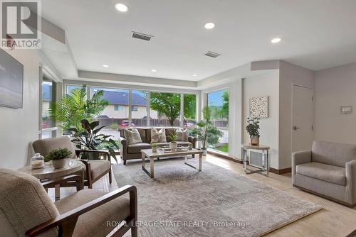 105 - 5070 Fairview Street, Burlington (Appleby), ON - Indoor Photo Showing Living Room