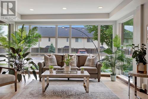 105 - 5070 Fairview Street, Burlington (Appleby), ON - Indoor Photo Showing Living Room