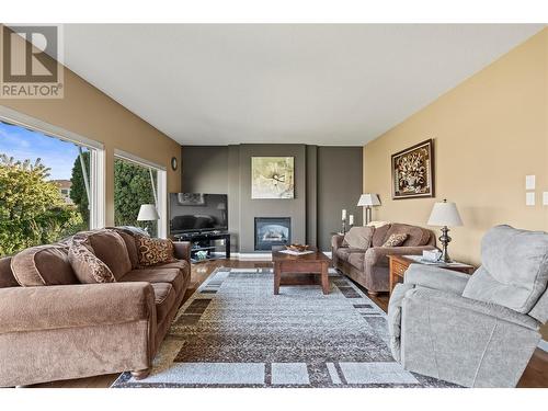 225 Country Estate Drive, Vernon, BC - Indoor Photo Showing Living Room