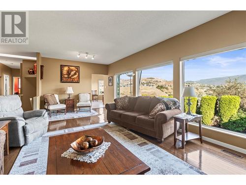 225 Country Estate Drive, Vernon, BC - Indoor Photo Showing Living Room