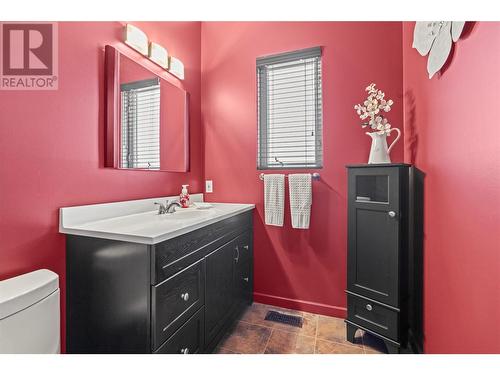 225 Country Estate Drive, Vernon, BC - Indoor Photo Showing Bathroom