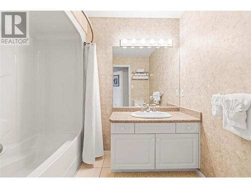 225 Country Estate Drive, Vernon, BC - Indoor Photo Showing Bathroom