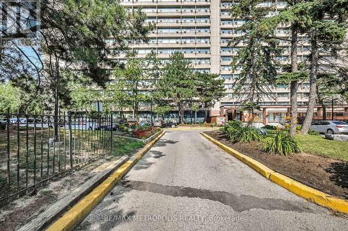 1801 - 100 Leeward Glenway, Toronto (Flemingdon Park), ON 