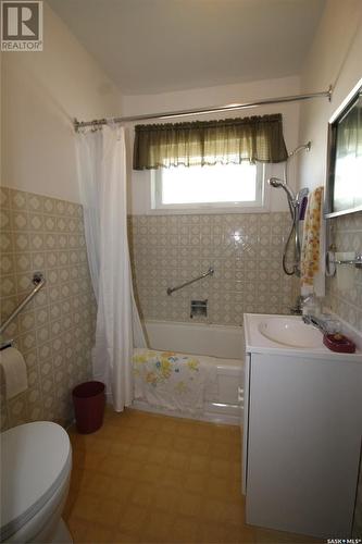 614 Front Street, Eastend, SK - Indoor Photo Showing Bathroom