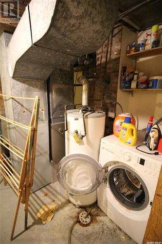 614 Front Street, Eastend, SK - Indoor Photo Showing Laundry Room