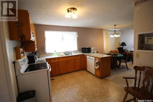 614 Front Street, Eastend, SK - Indoor Photo Showing Kitchen With Double Sink