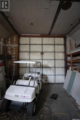 614 Front Street, Eastend, SK - Indoor Photo Showing Garage