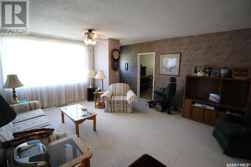 614 Front Street, Eastend, SK - Indoor Photo Showing Living Room