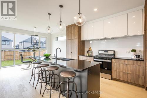 157 Crestview Drive, Middlesex Centre (Kilworth), ON - Indoor Photo Showing Kitchen With Upgraded Kitchen