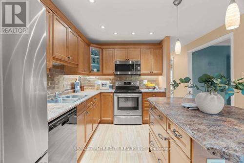 673 Woodcrest Boulevard, London, ON - Indoor Photo Showing Kitchen With Double Sink