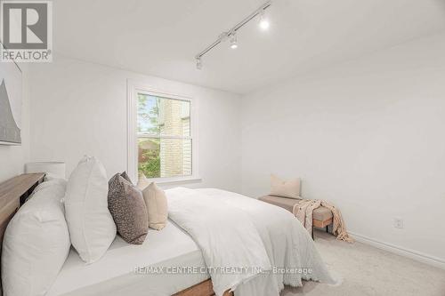 673 Woodcrest Boulevard, London, ON - Indoor Photo Showing Bedroom