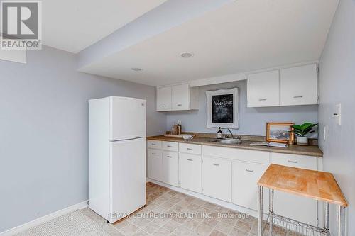 673 Woodcrest Boulevard, London, ON - Indoor Photo Showing Kitchen