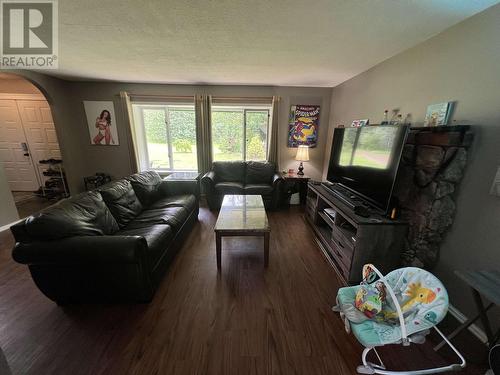 59 Pioneer Way, Fort Nelson, BC - Indoor Photo Showing Living Room