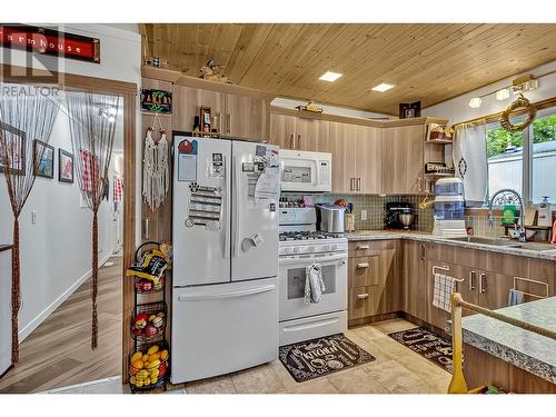 81 1000 Inverness Road, Prince George, BC - Indoor Photo Showing Kitchen