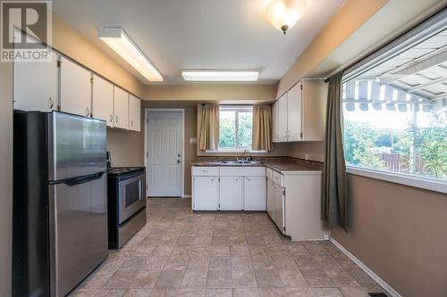 1288 20Th Avenue, Prince George, BC - Indoor Photo Showing Kitchen With Double Sink