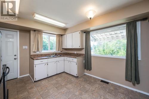 1288 20Th Avenue, Prince George, BC - Indoor Photo Showing Kitchen With Double Sink