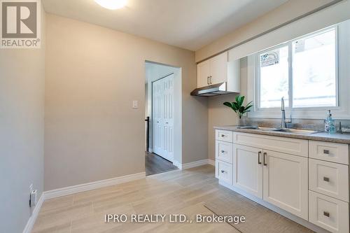 18 Costain Court, Hamilton (Fessenden), ON - Indoor Photo Showing Kitchen With Double Sink