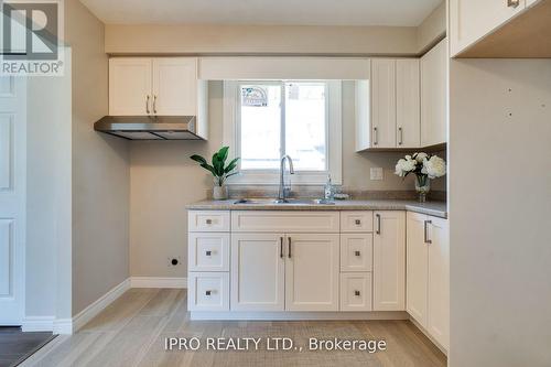 18 Costain Court, Hamilton (Fessenden), ON - Indoor Photo Showing Kitchen With Double Sink