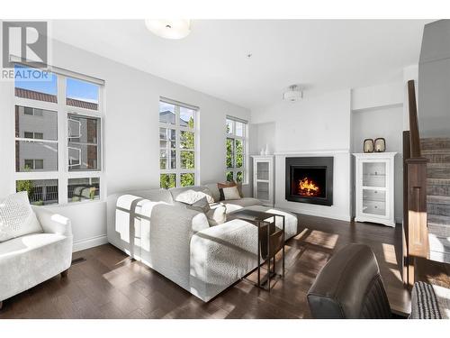 615 Fuller Avenue, Kelowna, BC - Indoor Photo Showing Living Room With Fireplace