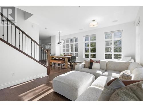 615 Fuller Avenue, Kelowna, BC - Indoor Photo Showing Living Room