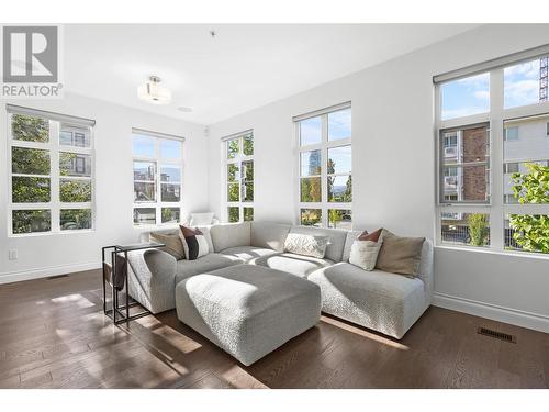 615 Fuller Avenue, Kelowna, BC - Indoor Photo Showing Living Room