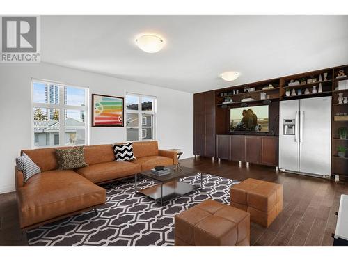 615 Fuller Avenue, Kelowna, BC - Indoor Photo Showing Living Room