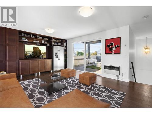 615 Fuller Avenue, Kelowna, BC - Indoor Photo Showing Living Room