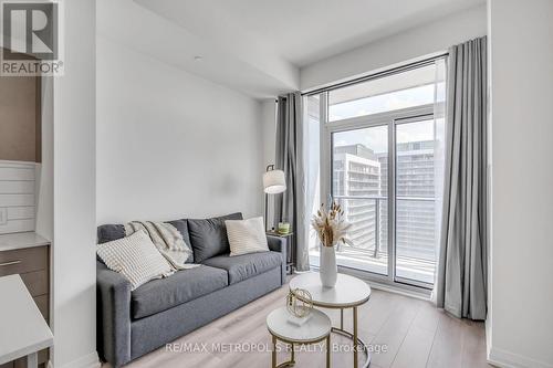 2516 - 9000 Jane Street, Vaughan (Vellore Village), ON - Indoor Photo Showing Living Room