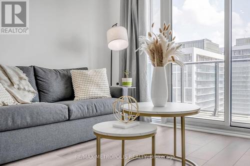 2516 - 9000 Jane Street, Vaughan (Vellore Village), ON - Indoor Photo Showing Living Room