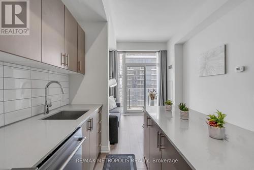 2516 - 9000 Jane Street, Vaughan (Vellore Village), ON - Indoor Photo Showing Kitchen With Upgraded Kitchen