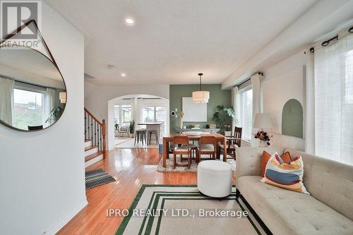 11 Earlsbridge Boulevard, Brampton, ON - Indoor Photo Showing Living Room