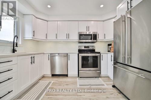 11 Earlsbridge Boulevard, Brampton, ON - Indoor Photo Showing Kitchen