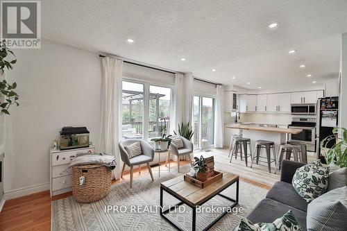 11 Earlsbridge Boulevard, Brampton, ON - Indoor Photo Showing Living Room