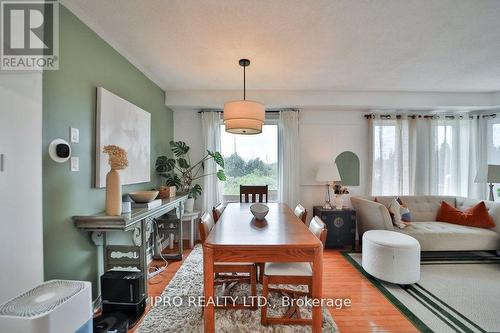 11 Earlsbridge Boulevard, Brampton, ON - Indoor Photo Showing Living Room