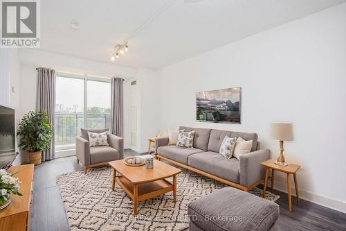 601 - 1103 Leslie Street, Toronto (Banbury-Don Mills), ON - Indoor Photo Showing Living Room