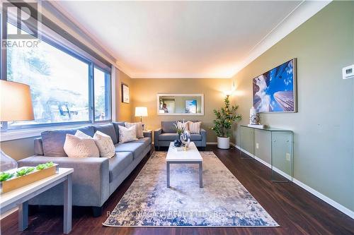 6820 Wilinger Street, Niagara Falls, ON - Indoor Photo Showing Living Room