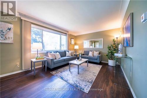 6820 Wilinger Street, Niagara Falls, ON - Indoor Photo Showing Living Room