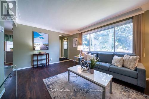 6820 Wilinger Street, Niagara Falls, ON - Indoor Photo Showing Living Room