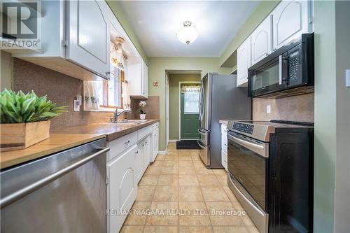 6820 Wilinger Street, Niagara Falls, ON - Indoor Photo Showing Kitchen