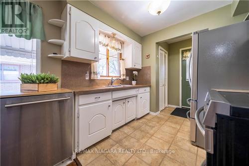 6820 Wilinger Street, Niagara Falls, ON - Indoor Photo Showing Kitchen