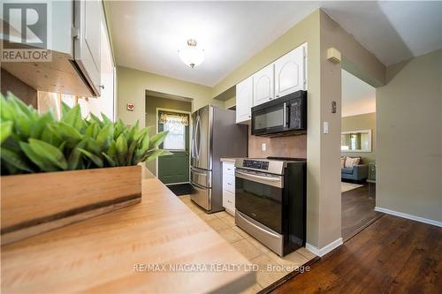 6820 Wilinger Street, Niagara Falls, ON - Indoor Photo Showing Kitchen